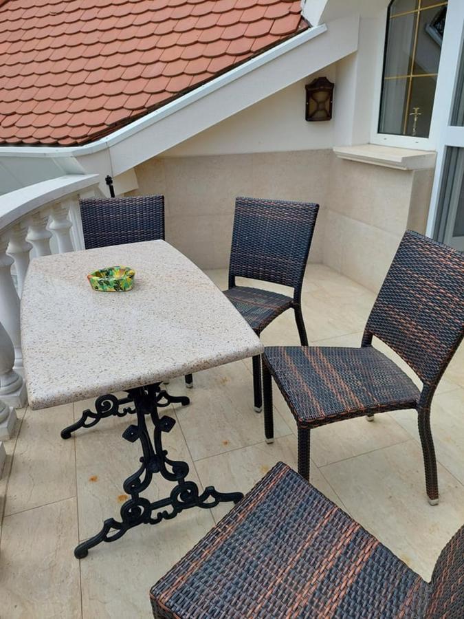 Gombos Apartman Apartment ไฮจ์ดุสโซบอสโล ภายนอก รูปภาพ